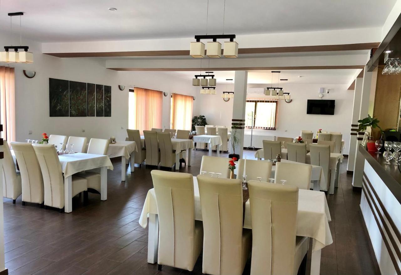 Aranykakas étterem és Panzió Couette-café Sîndominic