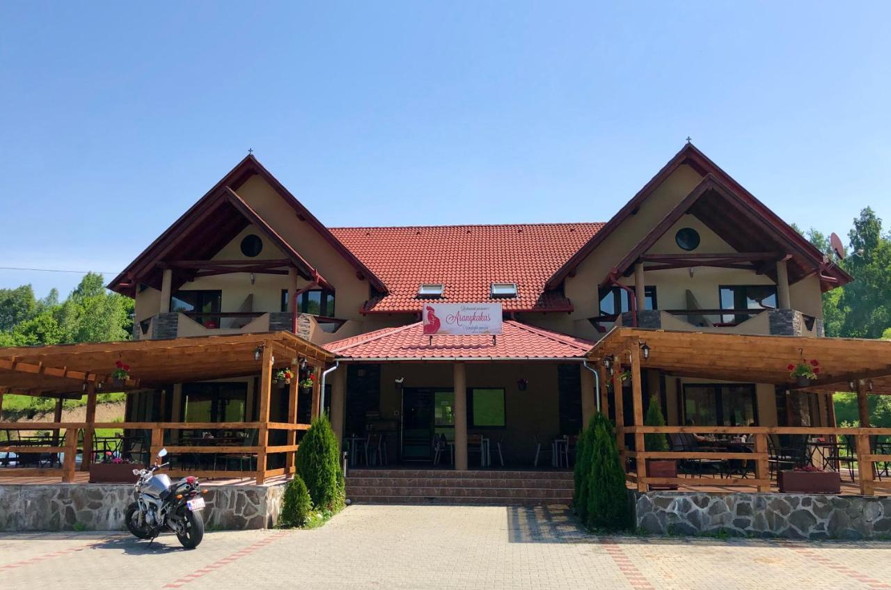 Aranykakas étterem és Panzió Couette-café Sîndominic