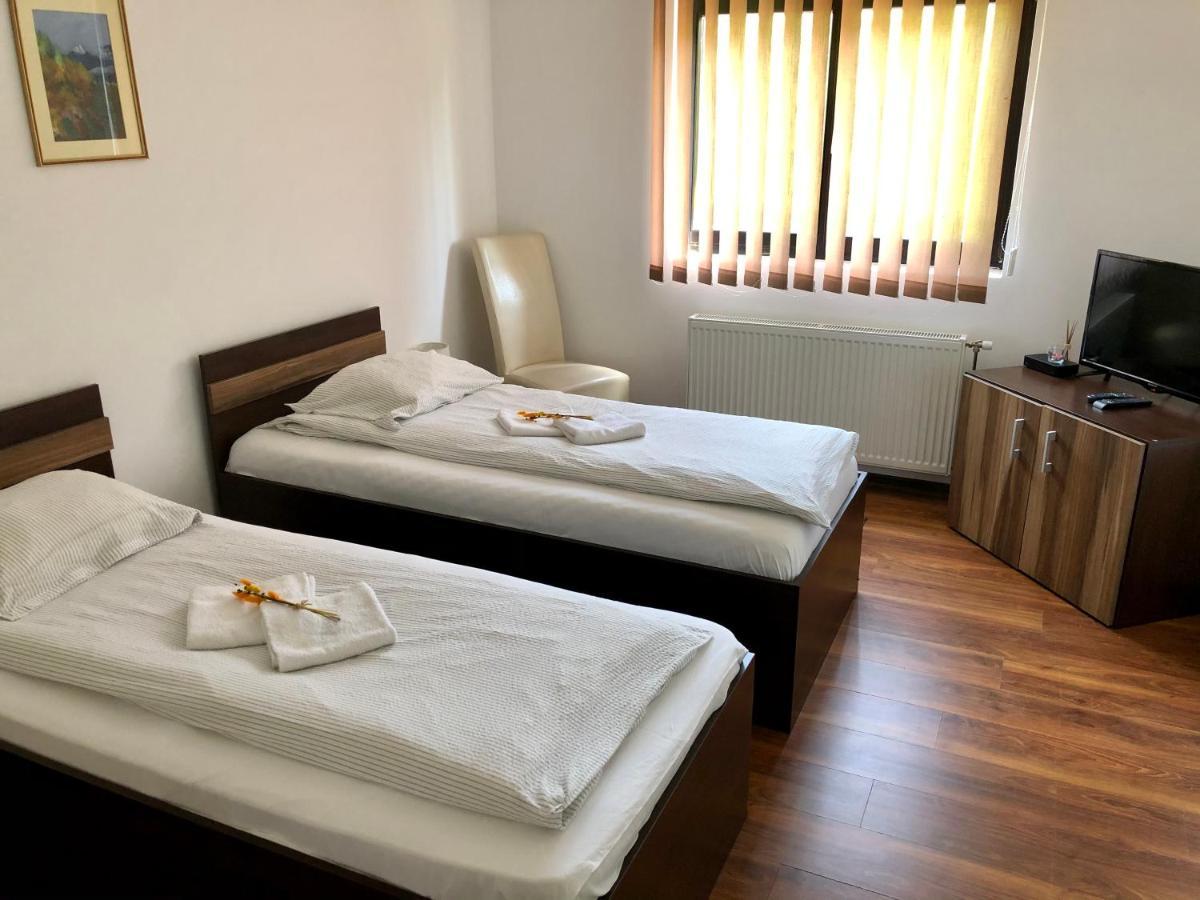 Aranykakas étterem és Panzió Couette-café Sîndominic