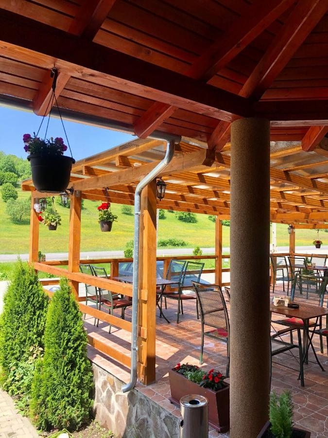 Aranykakas étterem és Panzió Couette-café *